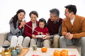 幸福家庭打电话拜年照片