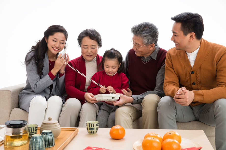 幸福家庭打电话拜年照片