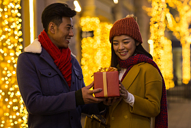 青年情侣拿着礼物