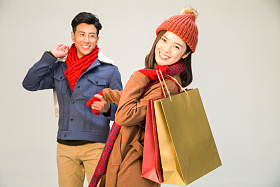 快乐情侣购物照片