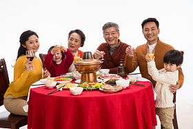 幸福家庭过年吃团圆饭图片