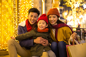 快乐家庭节日购物照片