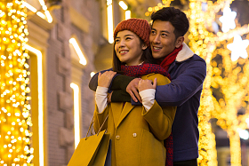 快乐情侣逛街购物