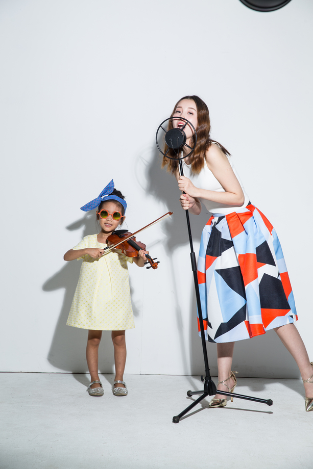 小女孩和妈妈拉小提琴图片 小女孩和妈妈拉小提琴图片