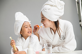 穿着浴袍的母女刷牙