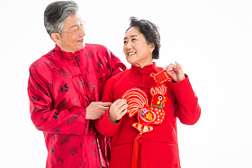 老年夫妇庆祝春