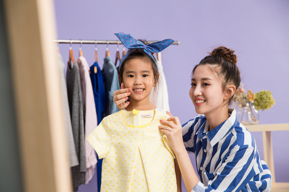 年轻妈妈给孩子试衣服照片 年轻妈妈给孩子试衣服照片