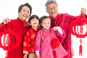 祖父母和孙辈庆祝春