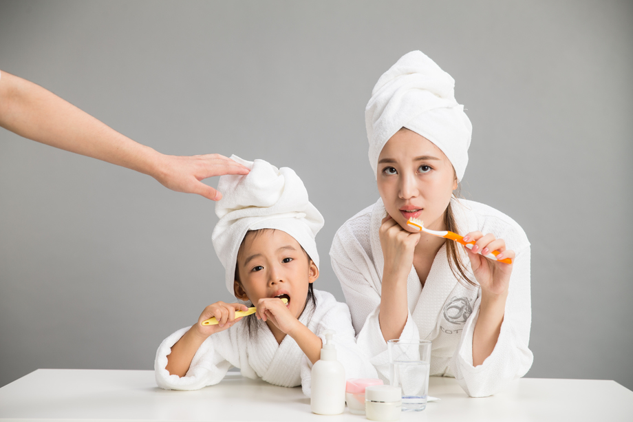 穿着浴袍的母女刷牙 穿着浴袍的母女刷牙