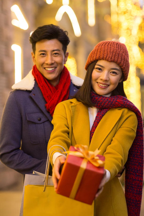 青年情侣拿着礼物 青年情侣拿着礼物