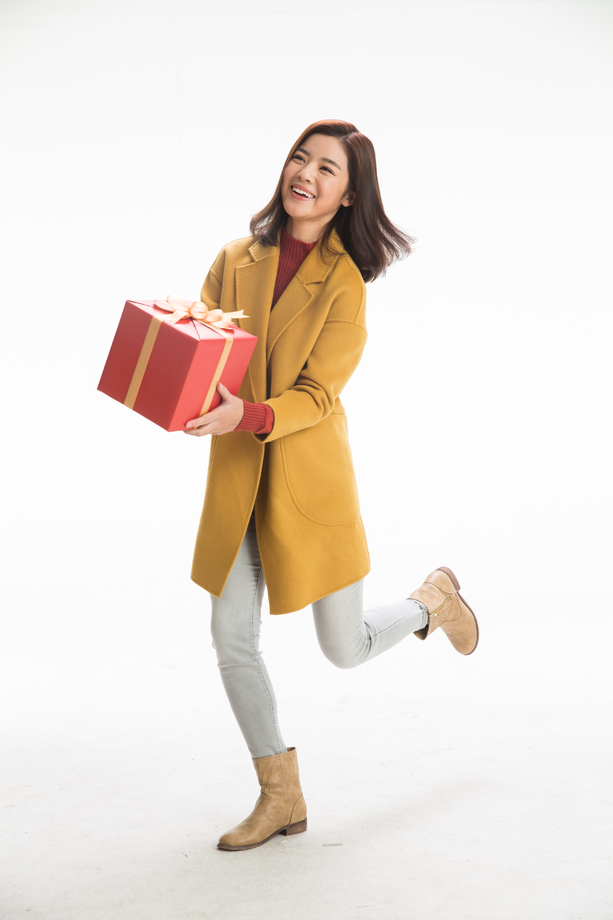 青年女人拿着礼品盒照片
