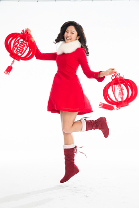 青年女人庆祝新年图片