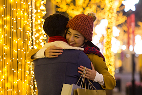 快乐情侣逛街购物照片