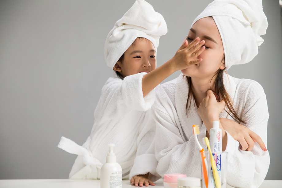 穿着浴袍的母女 穿着浴袍的母女