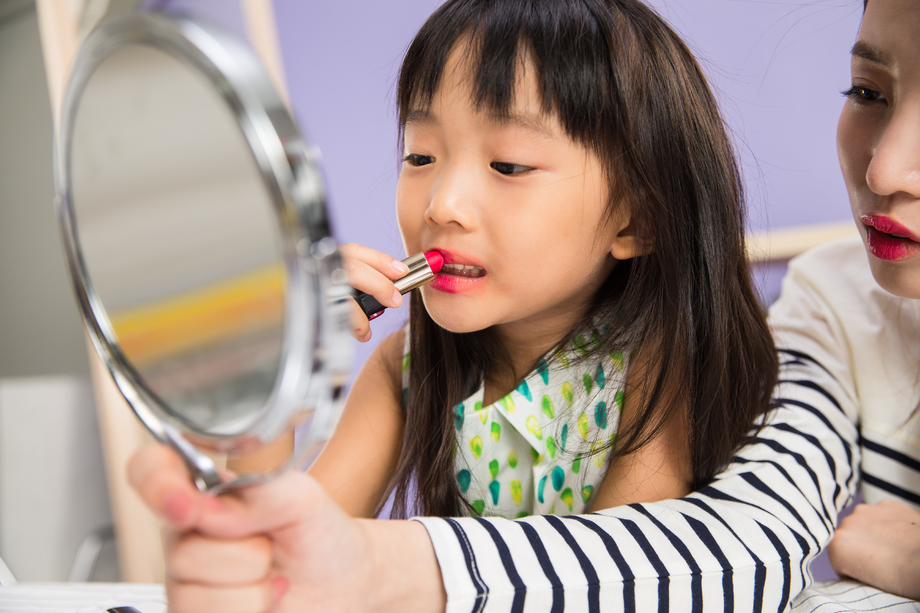 妈妈与女儿在化妆 妈妈与女儿在化妆