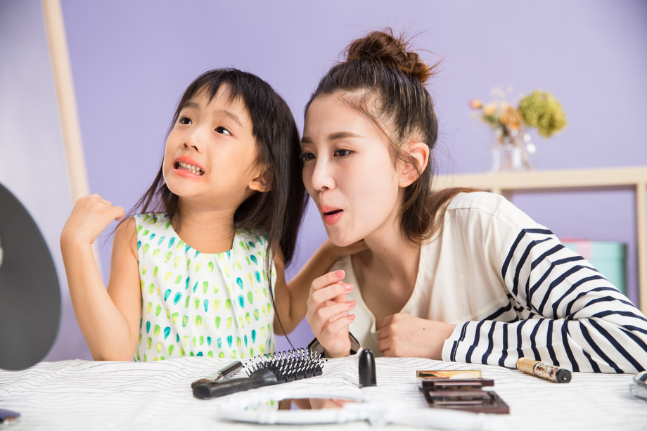 妈妈与女儿在化妆