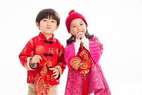 可爱的孩子庆祝新年