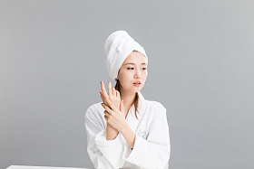 青年女人美容