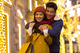 快乐情侣逛街购物