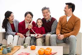 幸福家庭打电话拜年