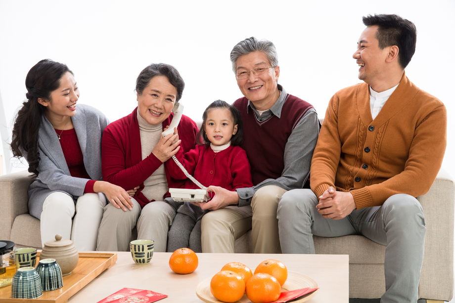 幸福家庭打电话拜年