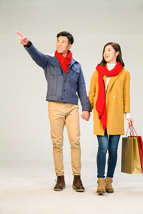 快乐情侣购物照片