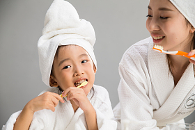 穿着浴袍的母女刷牙