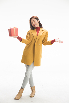 青年女人拿着礼品盒图片