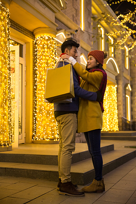 快乐情侣逛街购物