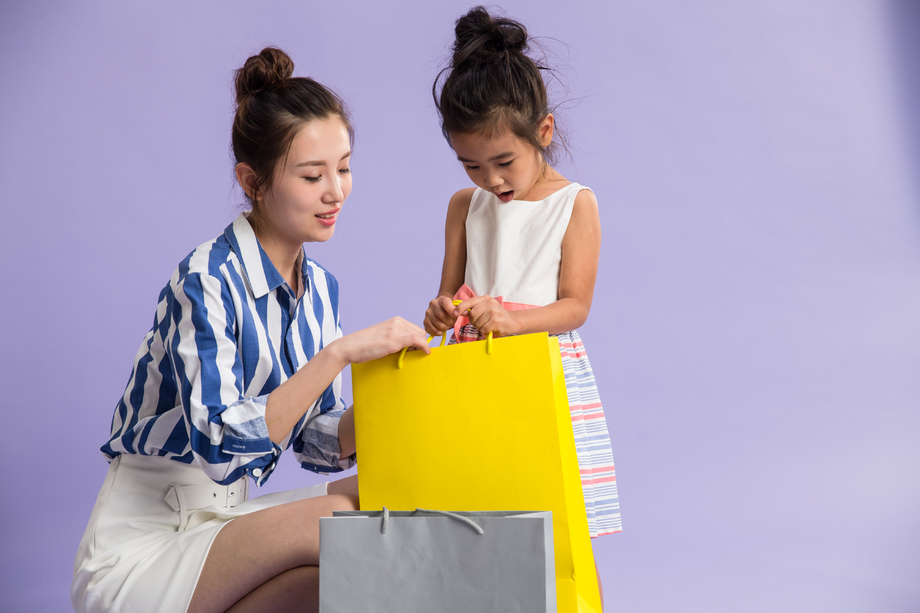 时尚的母女购物 时尚的母女购物