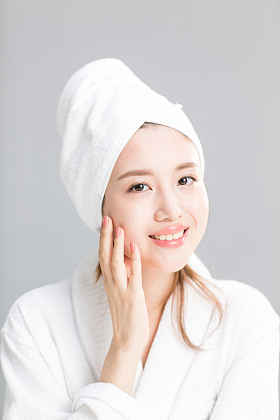 青年女人美容图片