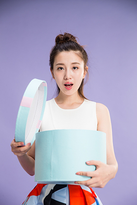 青年女人打开礼品盒图片
