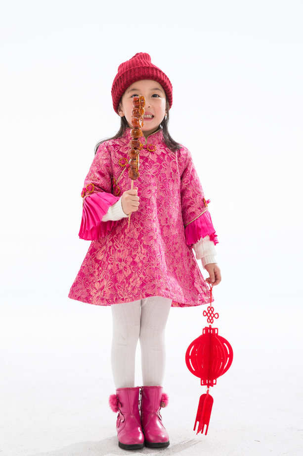 欢乐的小女孩吃糖葫芦图片 欢乐的小女孩吃糖葫芦图片