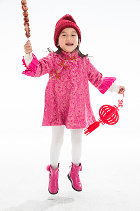 欢乐的小女孩吃糖葫芦图片