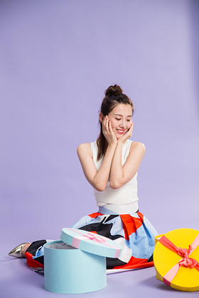 青年女人打开礼品盒