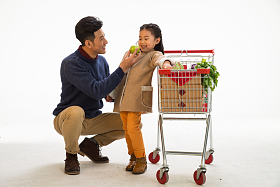 父亲和女儿购物