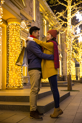 快乐情侣逛街购物