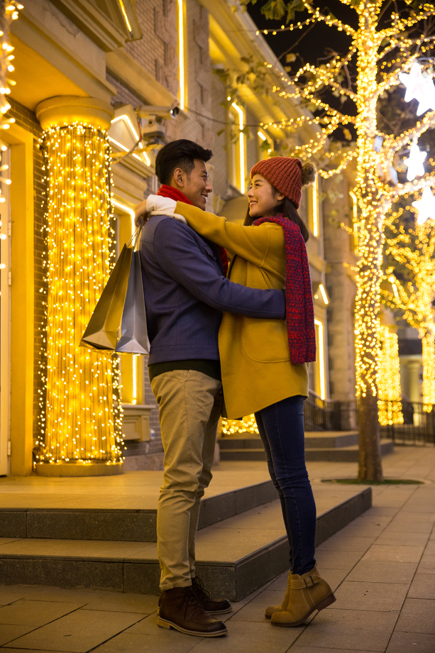 快乐情侣逛街购物