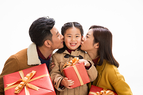 快乐家庭拿着礼物