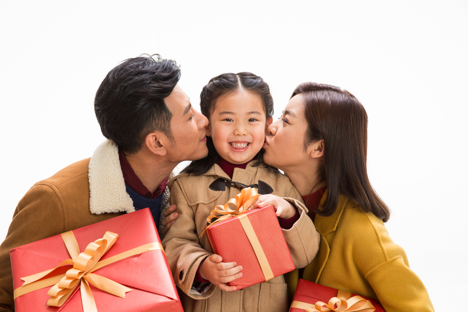 快乐家庭拿着礼物 快乐家庭拿着礼物