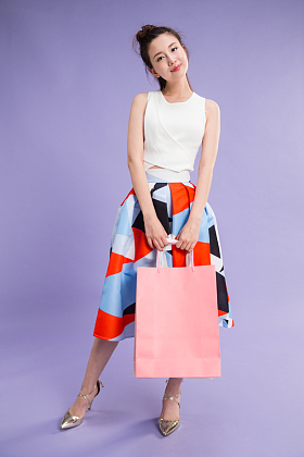 青年女人拿着购物袋