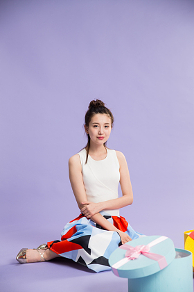 青年女人打开礼品盒照片