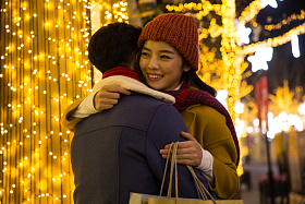 快乐情侣逛街购物照片