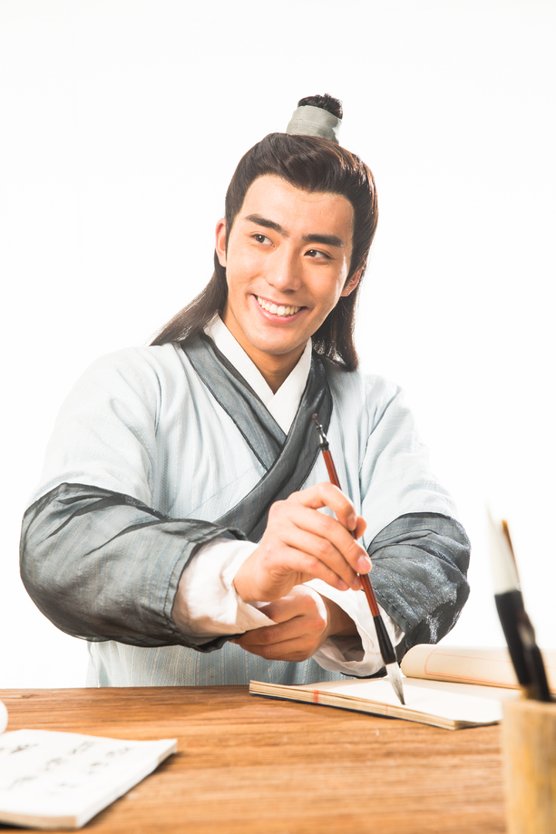 书生正在书写图片 书生正在书写图片