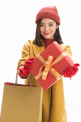 青年女人拿着购物袋