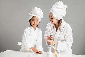 穿着浴袍的母女