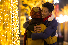 快乐情侣逛街购物照片