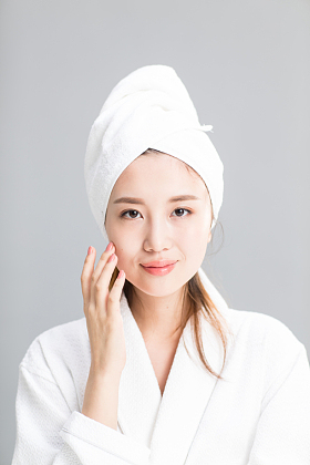 青年女人美容