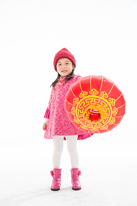 可爱的小女孩拿着灯