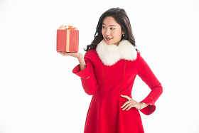 青年女人新年拿礼品盒图片